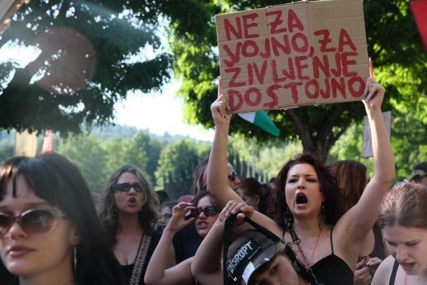 Transparent na protestu proti militarizaciji Slovenije