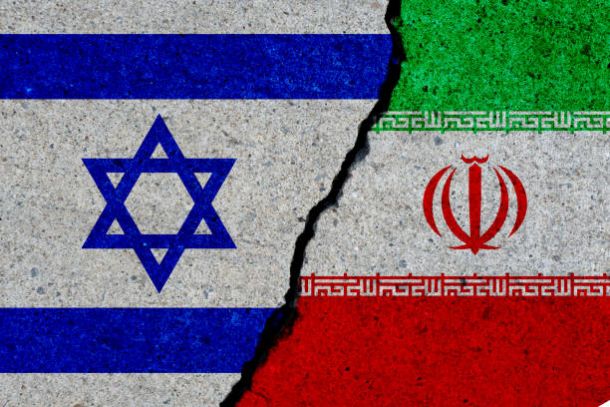 Zakaj se je Izrael odločil, da bo Iran napadel prav zdaj