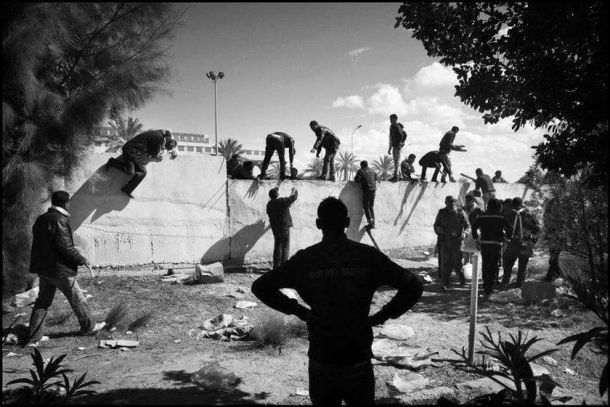 Ljudje bežijo iz Libije zaradi spopadov med uporniki in Gadafijevo vojsko. Mejni prehod pri Ras Jdiru, blizu Ben Guerdana. Ras Jdir, Tunizija, 2011 