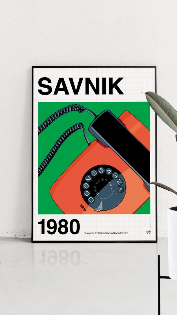 Projekt JUS s serijo grafik in plakatov skrbi, da si lahko kultne oblikovalske in tehnične dosežke nekdanje skupne države – denimo Iskrin telefon Eta 85, fotelj Rex, dirkalno kolo Rog in Iskrino relejno stensko uro – kar uokvirimo in obesimo na steno.