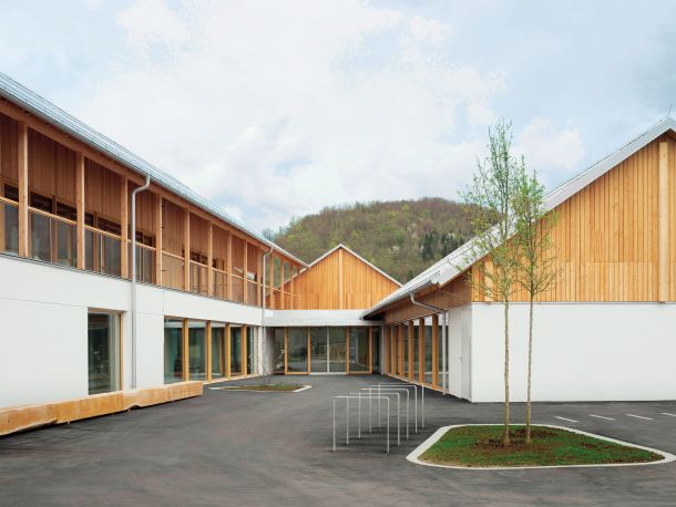 Vrtec Bohinj od daleč spominja na bohinjsko domačijo. 
