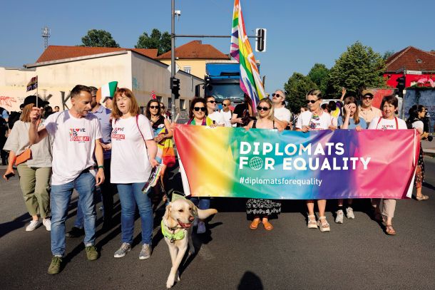 Diplomati za enakost na ljubljanski paradi ponosa