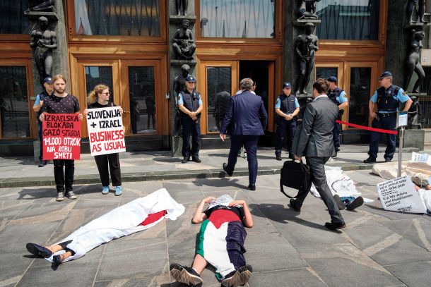 Akcija Združenja pobud za solidarnost s Palestino pred parlamentom 16. junija