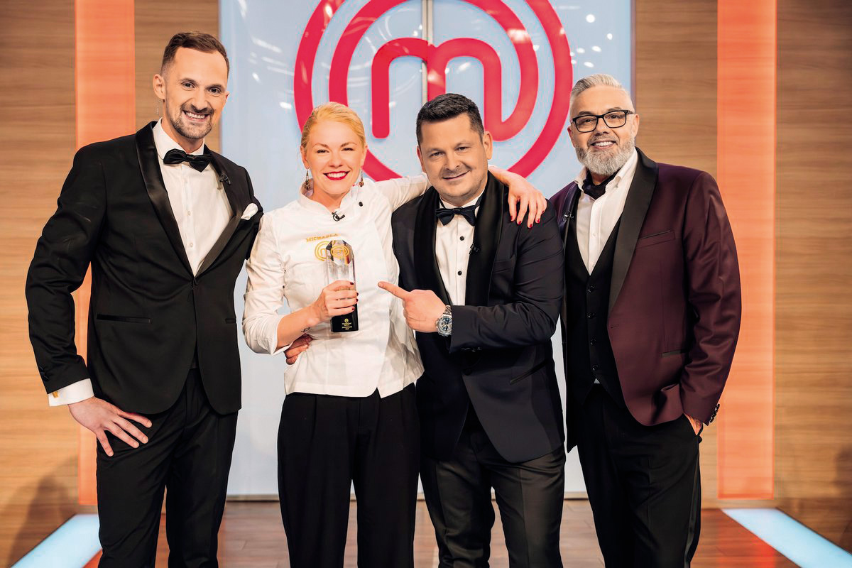 Zmagovalka letošnjega MasterChefa Miša Koplova s sodniki, Mojmirjem Šiftarjem (levo), Luko Jezerškom in Karimom Merdjadijem (oba desno)
