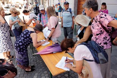 Zbiranje podpisov pred magistratom v Ljubljani