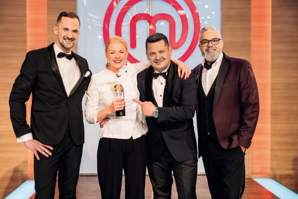 Zmagovalka letošnjega MasterChefa Miša Koplova s sodniki, Mojmirjem Šiftarjem (levo), Luko Jezerškom in Karimom Merdjadijem (oba desno)