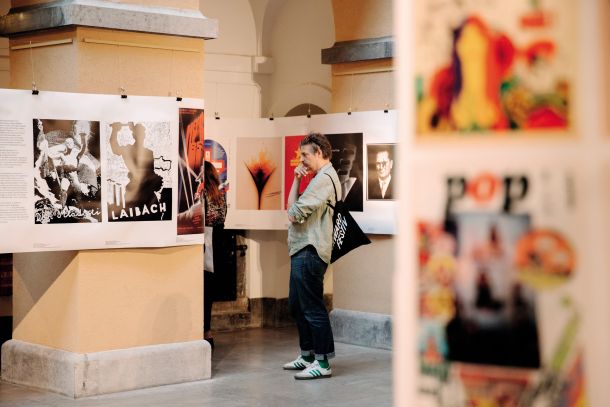 Med ikoničnimi deli na razstavi sta tudi plakat za dan mladosti leta 1987, na katerem je Novi kolektivizem oblasti podtaknil podobo z nacističnega plakata, in Laibachov Metalec iz leta 1980.