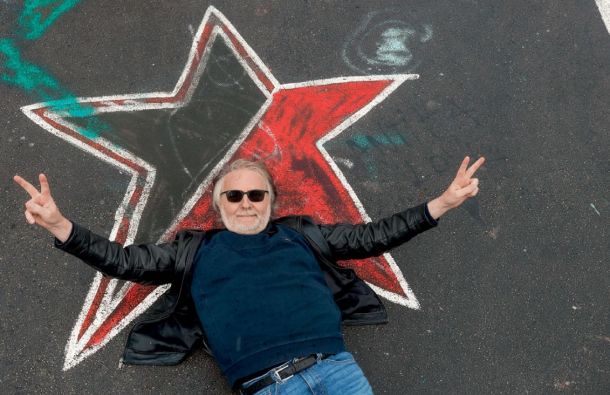 Vinko Möderndorfer je v pogovoru za posebno številko Mladine poudaril, da je demokracijo umetnost izgubila naboj. Umetniki so, z vidika nekaterih politikov, nergači, priskledneži, nekoristneži, igralci pa burkeži in klovni, ki se kar nekaj afnajo, je komentiral umetnik.