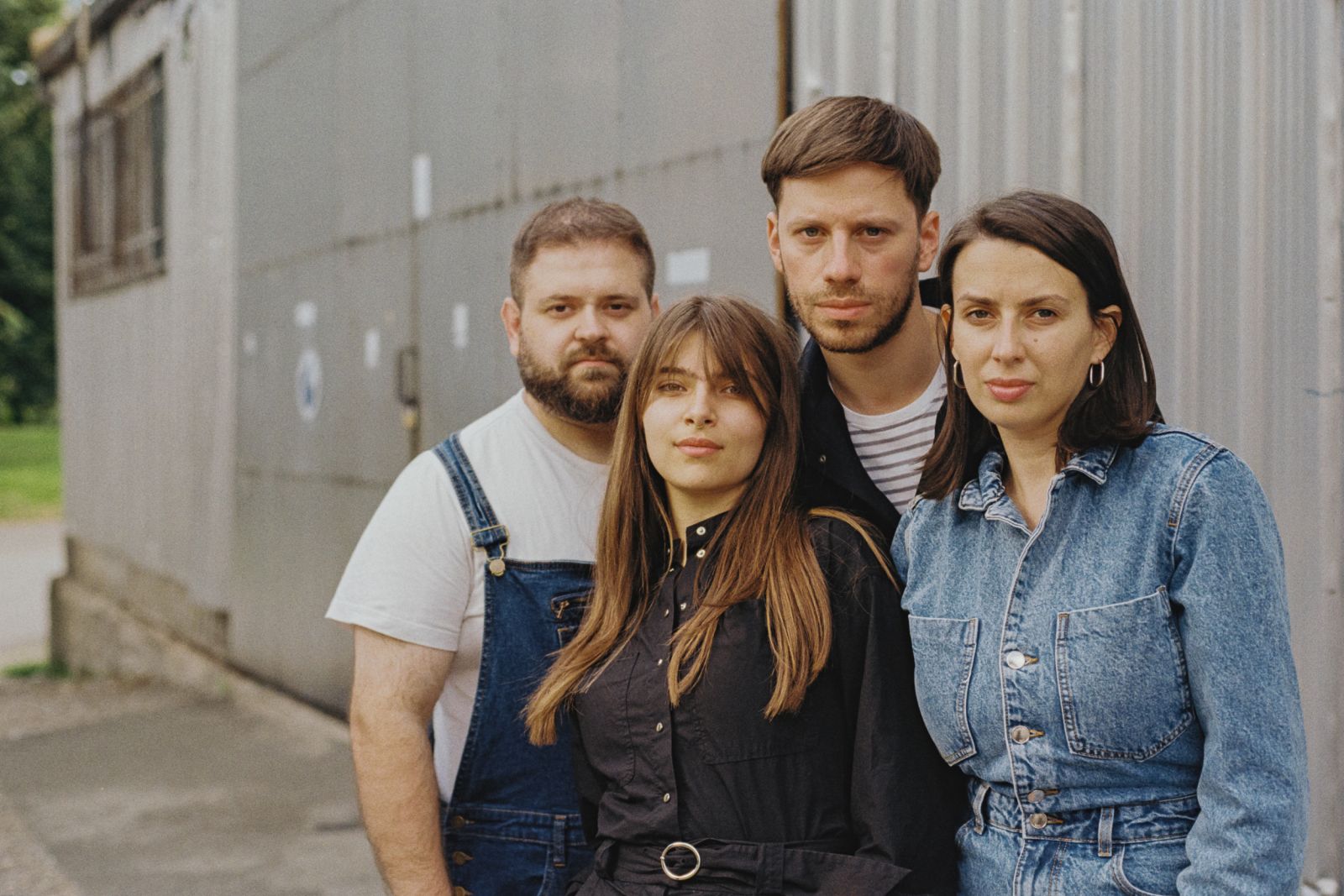 Publika je z nalepkami prek kamere telefonov odložila ekrane