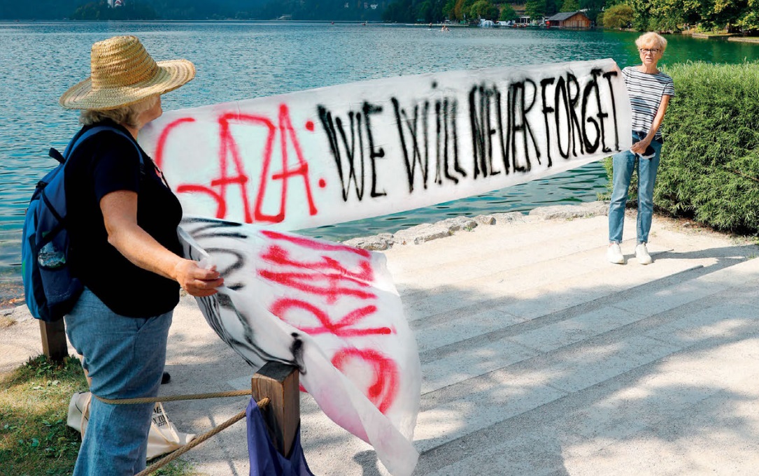 Nada Pretnar (desno) na protestu za Palestino pred začetkom Blejskega strateškega foruma 2. septembra 2024 