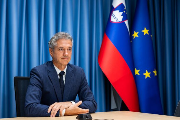 Kaj so ustavni pravniki svetovali premierju glede referendumov o obrambi?