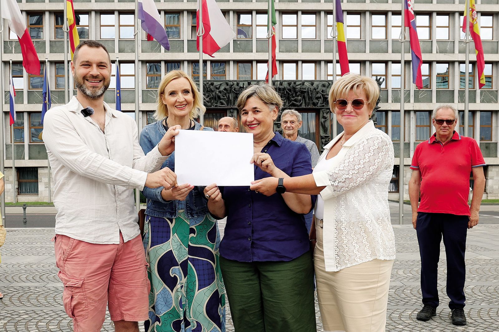 Za uvedbo progresivnega zdravstvenega prispevka. V beli kuverti, ki jo v rokah držijo Miha Kordiš, Mojca Šetinc Pašek, Nataša Sukič in Bojana Muršič, se skriva predlog zakona, ki ga bo moral obravnavati državni zbor. | Borut Krajnc