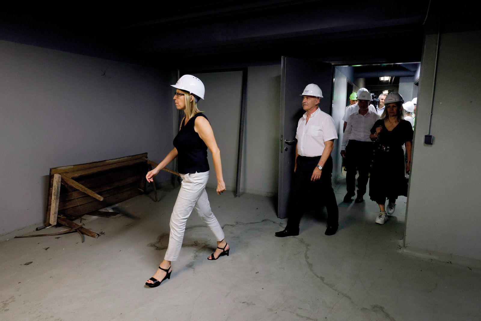 Ministrica za zdravje Valentina Prevolnik Rupel med ogledom lokacije novega logističnega centra za preskrbo s cepivi | Luka Dakskobler