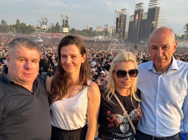 Thompsonovega koncerta v Zagrebu se je udeležil tudi predsednik SDS Janez Janša s soprogo Urško Bačovnik Janša. Fotografijo s parom je na svojem Facebook profilu objavil hrvaški TV voditelj Velimir Bujanec. Janševa udeležba na koncertu glasbenika, ki ga povezujejo z ustaštvom, je sprožila vrsto negativnih odzivov.