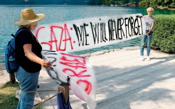 Nada Pretnar (desno) na protestu za Palestino pred začetkom Blejskega strateškega foruma 2. septembra 2024 