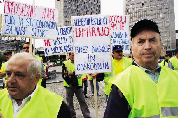 Boj za odškodnine ima dolgo brado. Na sliki je protest sindikata azbestnih bolnikov iz daljnega leta 2006.