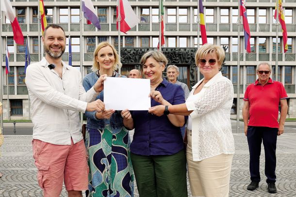 Za uvedbo progresivnega zdravstvenega prispevka. V beli kuverti, ki jo v rokah držijo Miha Kordiš, Mojca Šetinc Pašek, Nataša Sukič in Bojana Muršič, se skriva predlog zakona, ki ga bo moral obravnavati državni zbor.