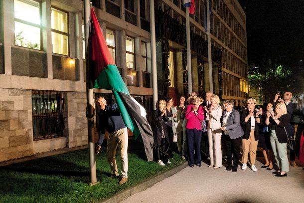Slavnostni trenutek, dvig palestinske zastave pred državnim zborom na dan, ko je Slovenija priznala Palestino, 4. junija 2024.