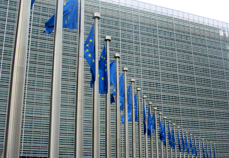 EU zaskrbljena zaradi izraelskega napada na Sirijo, poziva k zaščiti civilistov