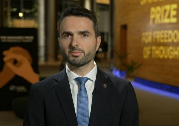 Tonin zanika zlorabo nadzora Knovsa in odtekanje informacij