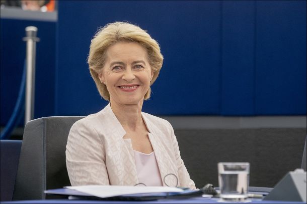 Von der Leyen ostaja /  Evropski poslanci zavrnili predlog nezaupnice Evropski komisiji