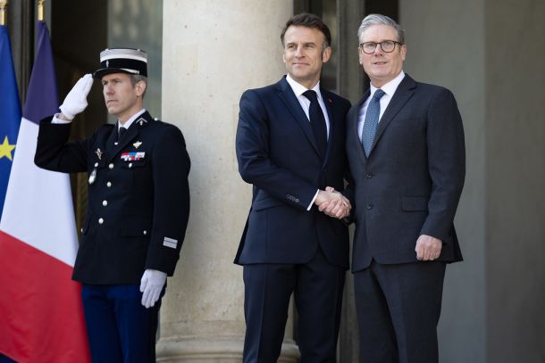 Francoski predsednik Emmanuel Macron in angleški premier Kier Starmer