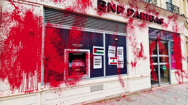 Pročelje banke BNP v Parizu po demonstracijah 
