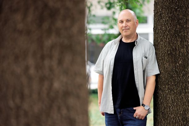 Robin Vose je v pogovoru za posebno številko Mladine poudaril, da Oblast sovraži to, da se norčujejo iz nje. Ampak ko izgublja moč, jo ljudje začno ironizirati, je še komentiral zgodovinar.