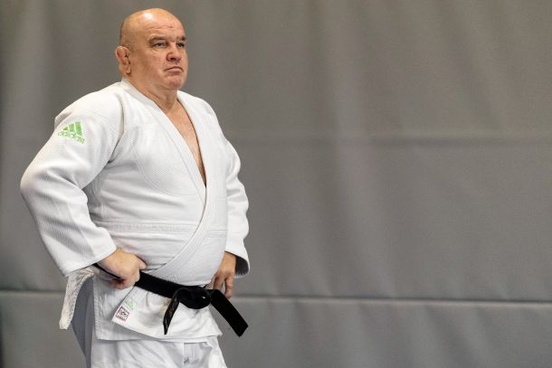 Trenerju juda Marjanu Fabjanu, čigar varovanke so na zadnjih šestih olimpijadah osvojile sedem kolajn, več nekdanjih judoistk, ki so trenirale v njegovem klubu, očita fizično, psihično in spolno nasilje. Sam očitke, zlasti o spolnem nasilju, odločno zavrača.