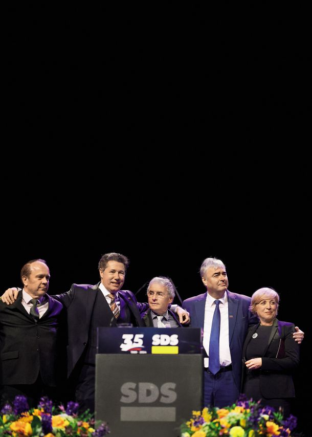 Glavna zagovornica in podpornica sprejetja resolucije v evropskem parlamentu je bila evropska poslanka stranke SDS Romana Tomc (na fotografiji skupaj z Milanom Zverom, prav tako poslancem SDS v evropskem parlamentu, ki resolucijo seveda podpira)