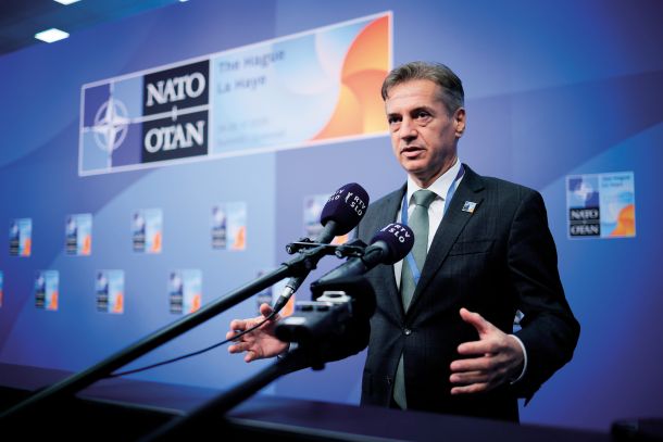 Robert Golob na vrhu Nata, kjer je soglašal s porabo 5 odstotkov BDP za obrambo do leta 2035 v upanju, da do tega nikoli ne bo prišlo.