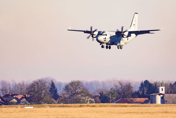 Ker v času epidemije preko Nata v Slovenijo nismo mogli dovažati zaščitne opreme, smo kupili dve letali Spartan C27J