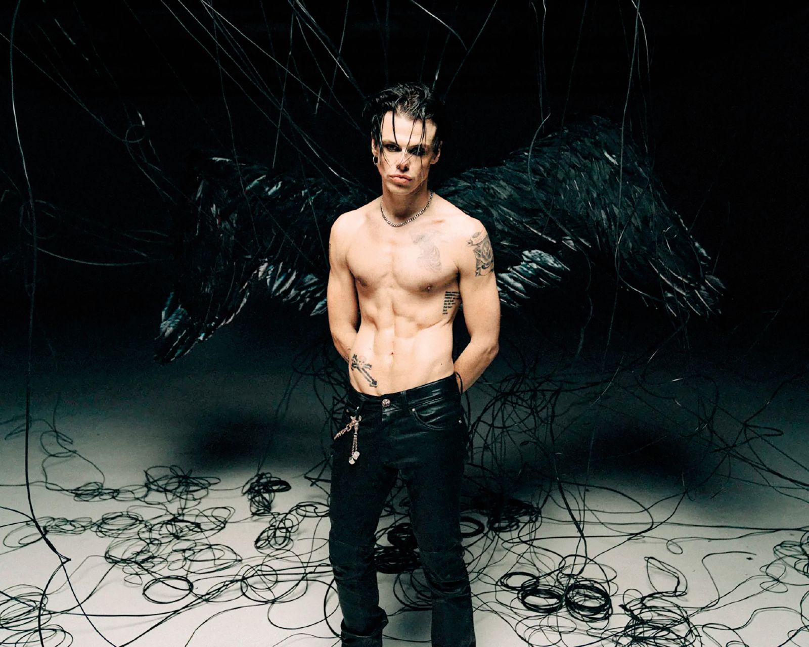 Novodobnemu rockerju iz Doncastra tudi na velikopotezni četrti plošči ne uspe ubežati pastišu.