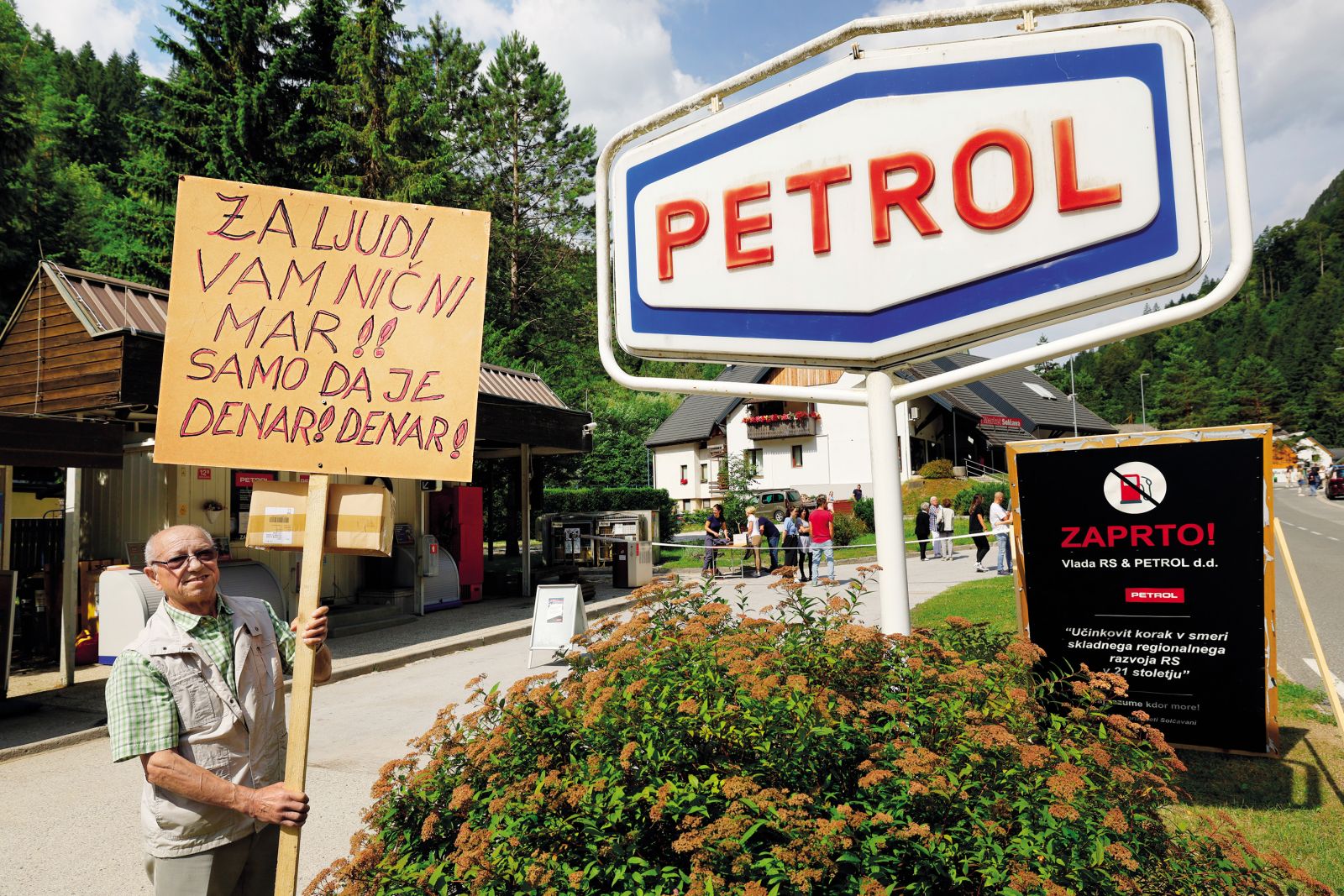 Nedeljski protest v Solčavi pred zaprto bencinsko črpalko (še predno so nenadno napovedali njeno ponovn otvoritev)