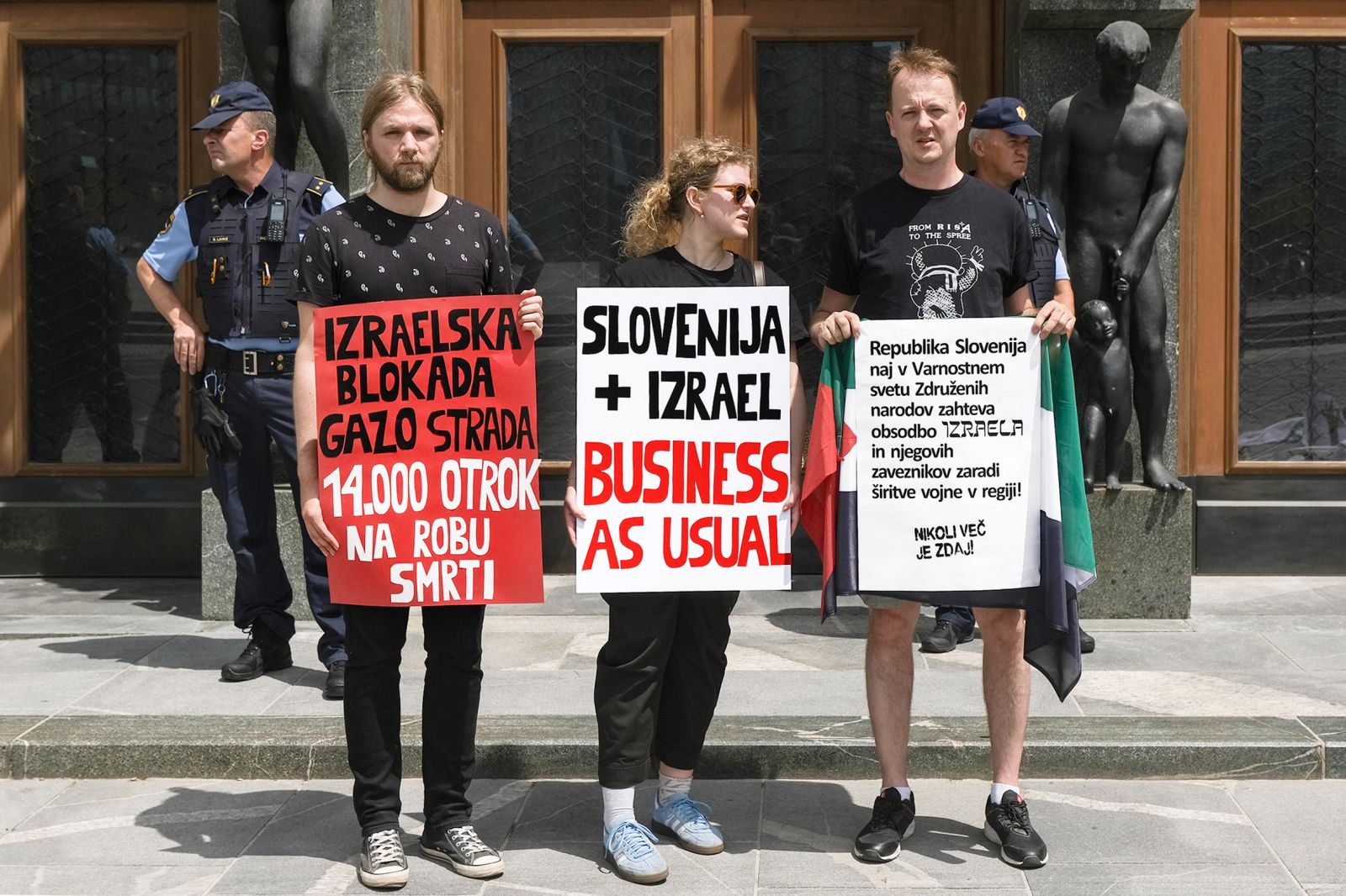 Akcija Gibanja za pravice Palestincev pred stavbo slovenskega parlamenta