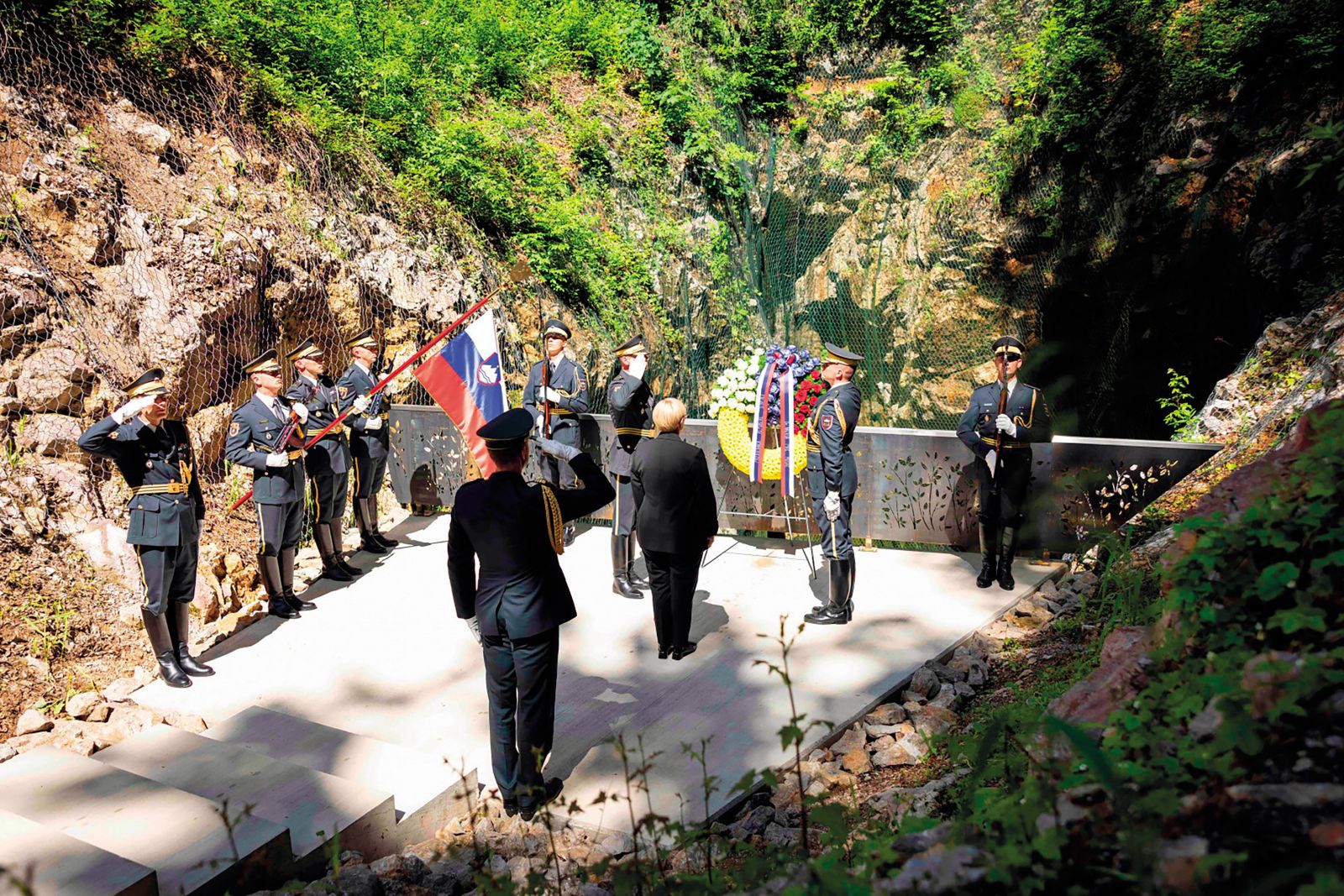 Predsednica Nataša Pirc Musar pred Breznom pod Macesnovo gorico, kjer so se nahajali posmrtni ostanki tisoče žrtev pobojev po drugi svetovni vojni. Predsednici republike nekateri, denimo zgodovinar dr. Jože Dežman, očitajo, da ji je vseeno za spravo in žrtve, kar pa ni res, saj je Nataša Pirc Musar večkrat pozvala k dostojnemu pokopu vseh žrtev.