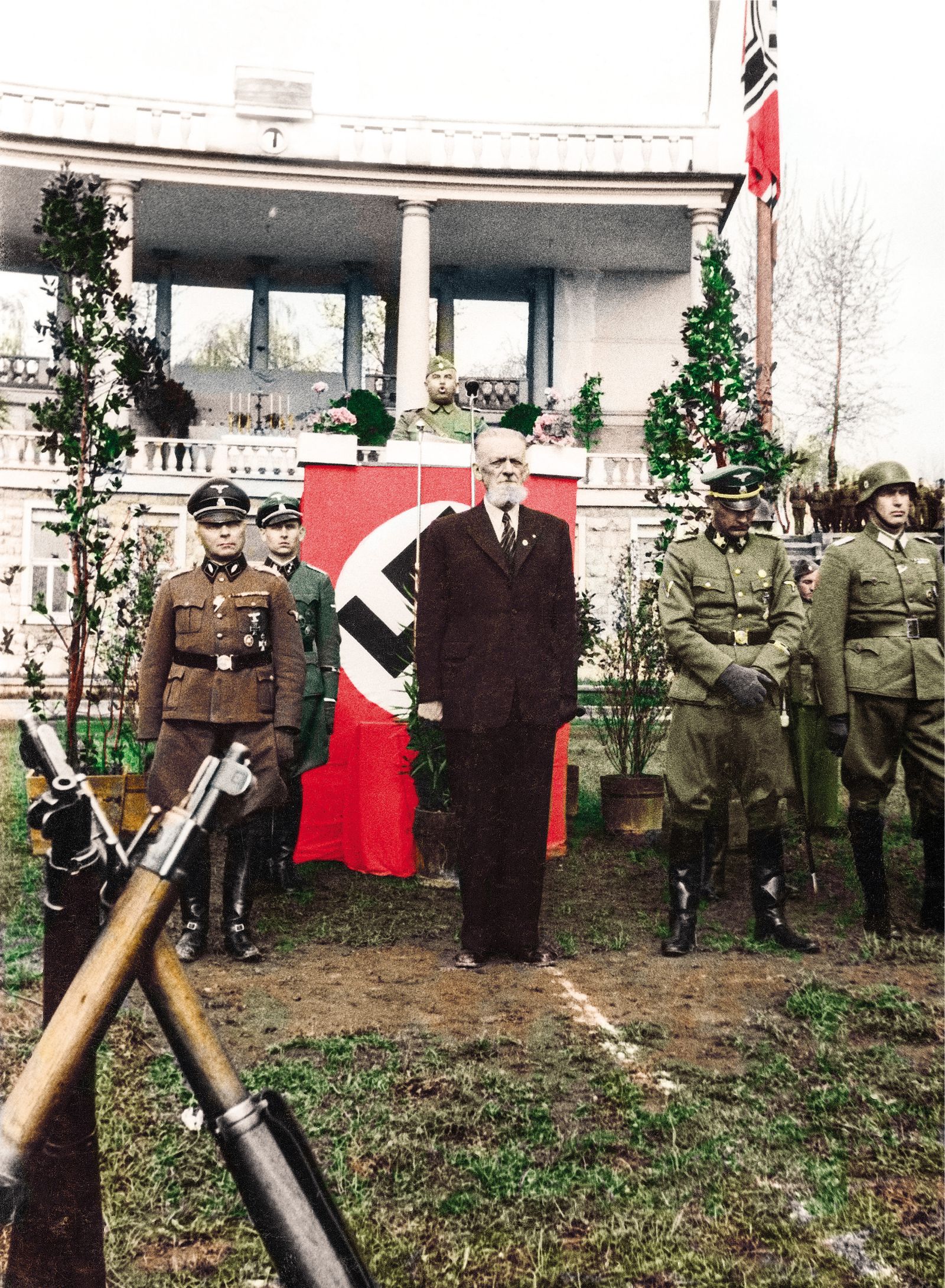 Vodja slovenskih domobrancev Leon Rupnik na prisegi domobrancev na stadionu za Bežigradom, Ljubljana, 20. april 1944, na Hitlerjev rojstni dan