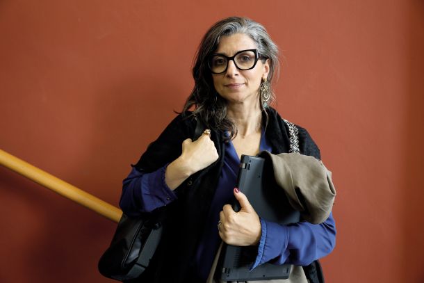 Genocid je »poslovni model«, pravi Francesca Albanese, posebna poročevalka za stanje človekovih pravic na zasedenih palestinskih ozemljih.  »Govorim o ekonomiji, ki je sestavljena iz različnih zasebnih podjetij in sektorjev, ki v resnici aktivno podpirajo razseljevanje in zamenjavo Palestincev na njihovem ozemlju. In imajo od tega seveda dobiček.« 