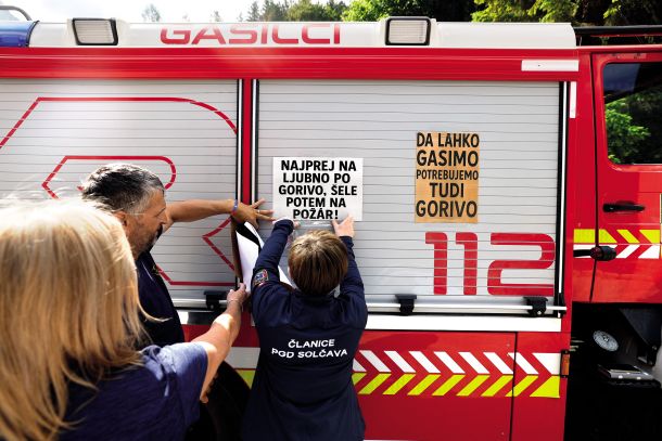 Gasilci iz Solčave protestirajo zaradi (začasnega) zaprtja edine bencinske črpalke v kraju