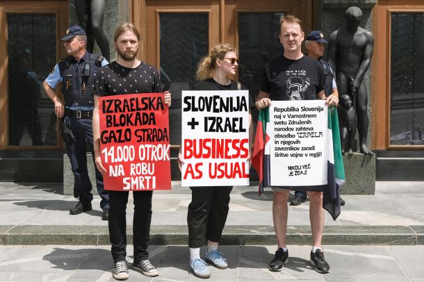 Akcija Gibanja za pravice Palestincev pred stavbo slovenskega parlamenta 