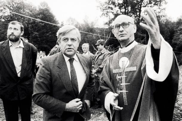 Spravna slovesnost v Kočevskem rogu, kjer sta se natančno 35 let pred sprejetjem resolucije v evropskem parlamentu, 8. julija 1990 tedanji ljubljanski nadškof Alojzij Šuštar in predsednik Slovenije Milan Kučan poklonila umorjenim po koncu druge svetovne vojne. Namesto pomiritve pa so dogodki v drugi svetovni vojni in po njej še vedno sredstvo političnega obračunavanja. 