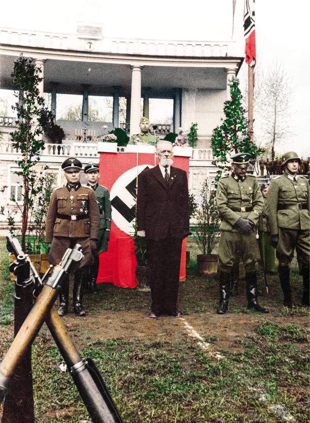 Vodja slovenskih domobrancev Leon Rupnik na prisegi domobrancev na stadionu za Bežigradom, Ljubljana, 20. april 1944, na Hitlerjev rojstni dan 