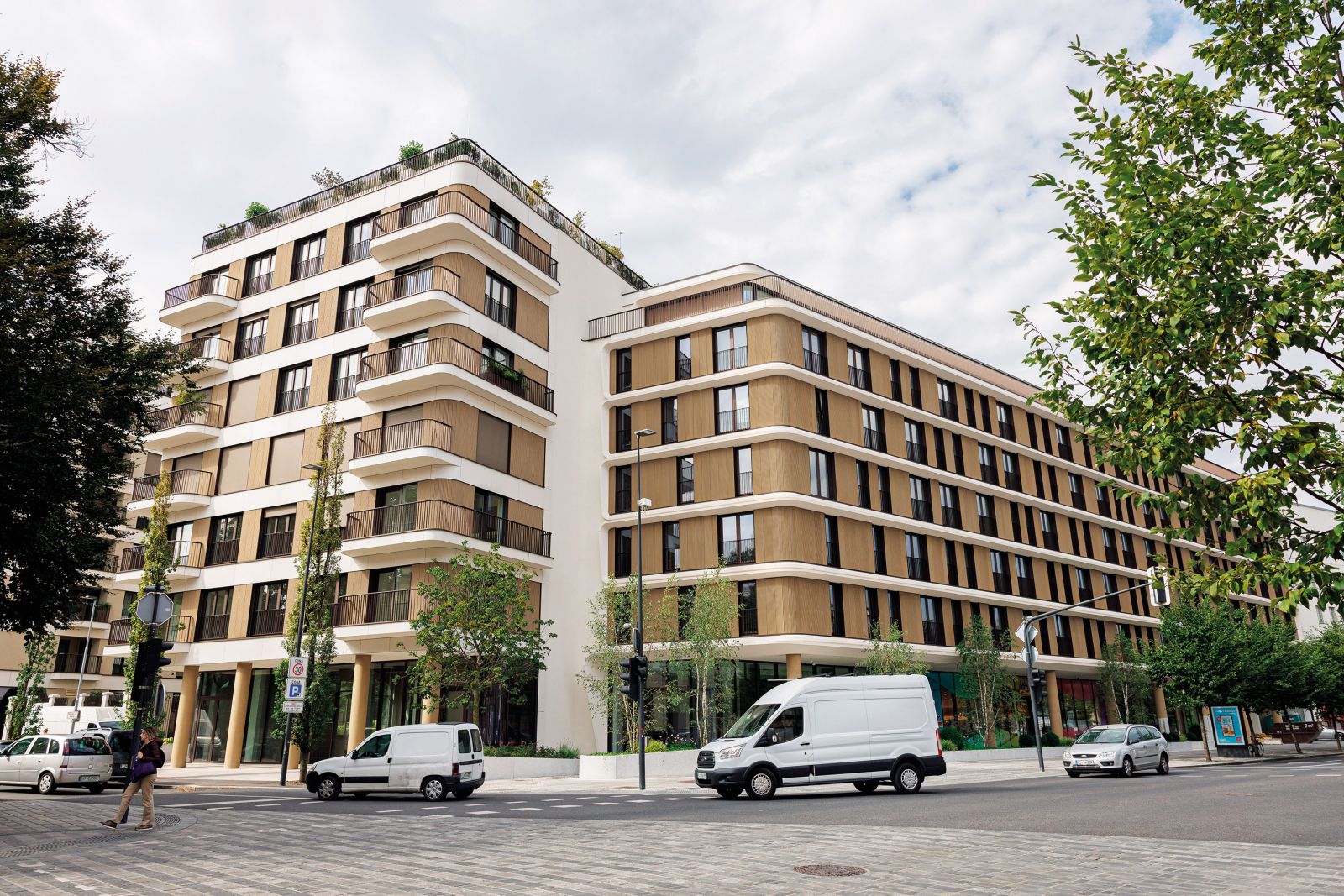 V razkošni ljubljanski Villi Schellenburg so polovico vseh stanovanj kupila podjetja z investicijskimi nameni. Po slovenski zakonodaji pri tem niti davka na dodano vrednost niso plačala, lastniki številnih praznih stanovanj pa sedaj plačujejo zgolj simbolično nadomestilo za stavbno zemljišče.