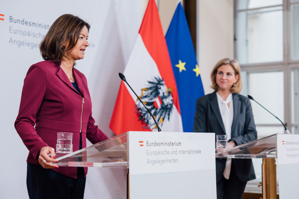 Tanja Fajon avstrijskim oblastem izrazila protest nad policijsko racijo na taboru slovenskih študentov