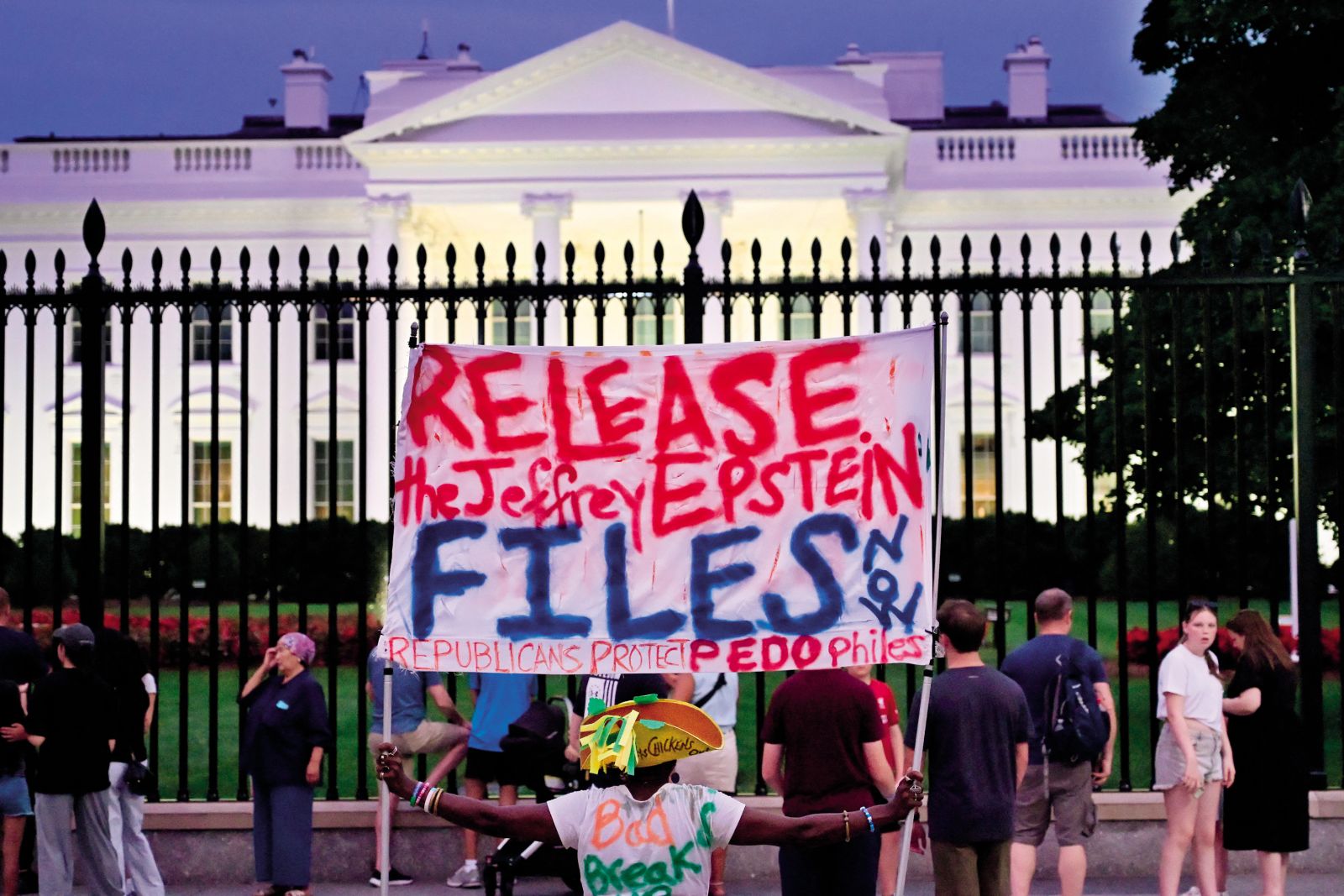 Trumpu, ki je najprej trdil, da »Epsteinovi dosjeji« ne obstajajo (malo prej pa, da obstajajo in da so avtentični) in ki zdaj trdi, da obstajajo, le da so fake news, ker so jih napisali demokrati, je njegova lastna konspirologija eksplodirala v obraz. (na fotografiji protestniki pred Belo hišo)