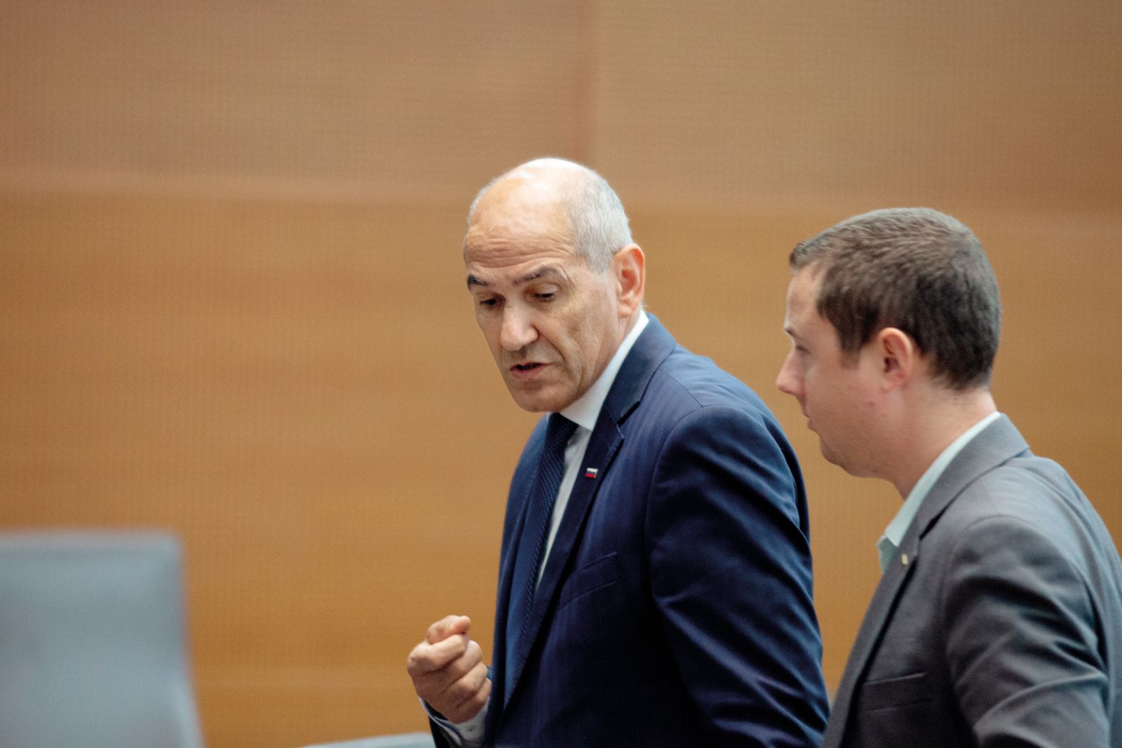 Mahnič ni le trol, temveč zvesti član kolektiva stranke, ki je v svojem zadnjem reformnem valu leta 2021 Slovencem že olajšala dostop do orožja. (Na fotografiji s svojim vzornikom Janezom Janšo)