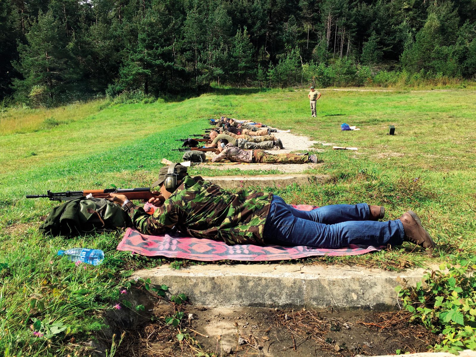 Paravojska SDS: urjenje v strelskem društvu Združenja za vrednote slovenske osamosvojitve. Njegovi člani si lahko zaradi javnega interesa po novem orožje tudi sami nabavijo in ga hranijo doma za vsak primer.