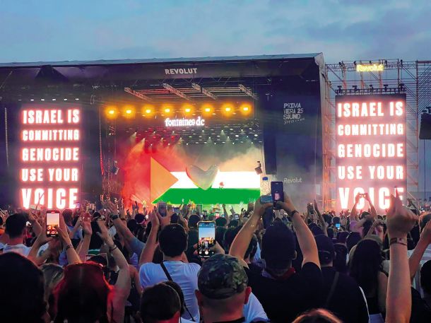 Medtem ko korporacija KKR naglo širi svoj portfelj glasbenih festivalov v Evropi, njene lovke mnogih za zdaj še niso dosegle; med slednjimi je tudi barcelonski festival Primavera Sound, kjer je irski postpank kvartet Fontaines D. C. prejšnji mesec pred večtisočglavo množico brez težav obsodil vojne zločine izraelskih agresorjev.