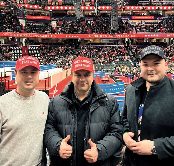 Iz Amerike želijo uvoziti kaos pri posedovanju in uporabi orožja: Žan Mahnič, Branko Grims in Andrej Poglajen na zabavi ob inavguraciji Donalda Trumpa januarja letos v Washingtonu. 