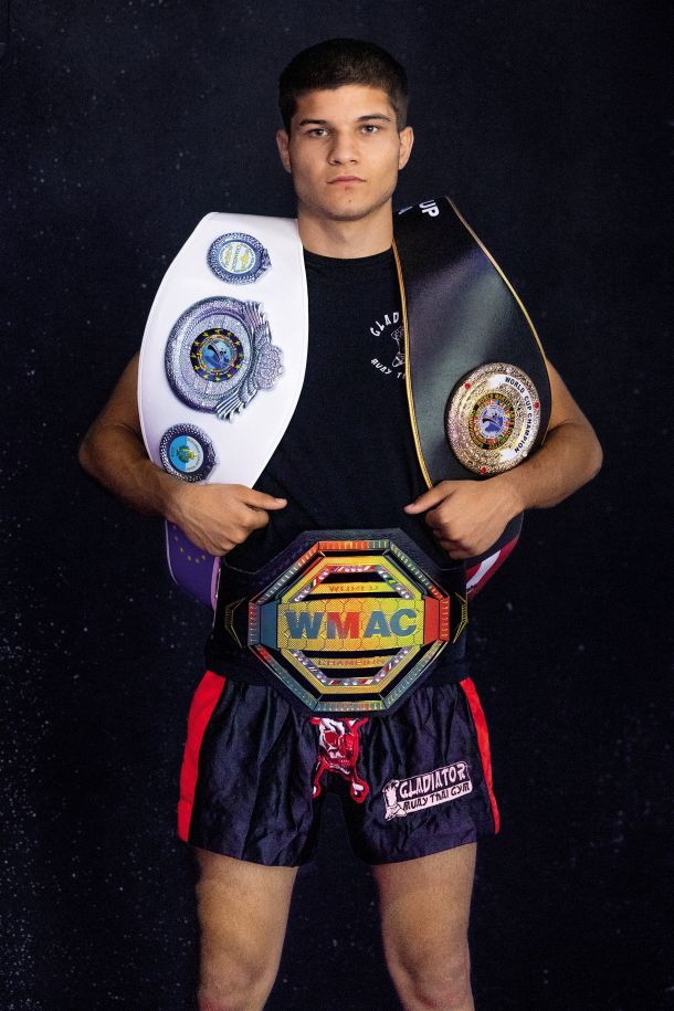 Sebastijan Zupanc je šele na začetku profesionalne kariere. Na fotografiji z dosedanjimi šampionskimi pasovi.